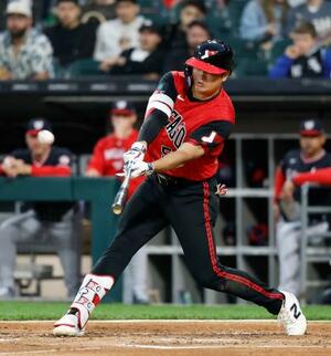 　ナショナルズ戦の４回、１１号ソロを放つホワイトソックス・村上＝シカゴ（共同）