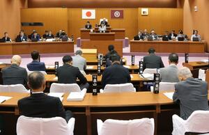三条観光協会の組織の見直しの検討について議論した市議会9月定例会本会議の一般質問=三条市議会