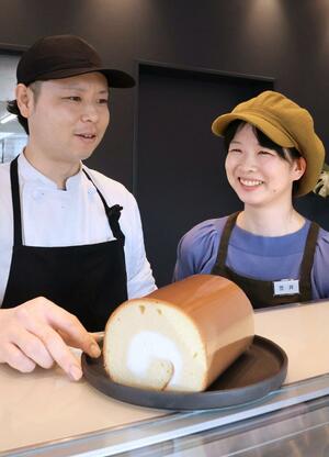 看板商品の「リヤンロール」を前に意気込みなどを語る笠井雄太さん、由貴さん夫妻=新潟市秋葉区あおば通1