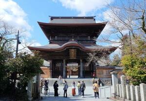 　熊本地震で倒壊し、２０２３年に復旧した阿蘇神社の楼門＝熊本県阿蘇市