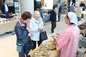 特産品が並ぶ西会津フェア＝８日、新潟市中央区