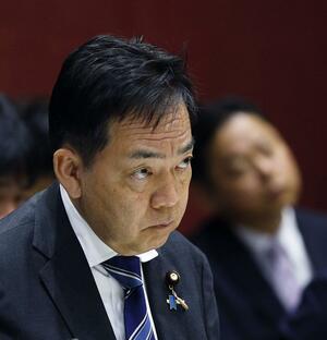 懇談で水俣病被害者団体側の発言を聞く浅尾環境相=30日午後、熊本県水俣市