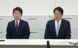 　取材に応じる自民党の小野寺税調会長（右）と日本維新の会の梅村税調会長＝５日、国会