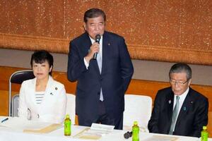 両院議員総会で発言する自民党総裁の石破首相。右は森山幹事長=8日午後、東京・永田町の党本部