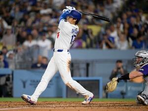 ロッキーズ戦の5回、右前適時打を放つドジャース・大谷=ロサンゼルス(共同)