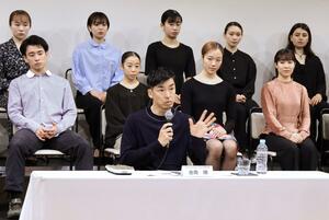 20周年記念公演の記者発表会で新作について説明する金森穣芸術総監督=4月19日、新潟市中央区一番堀通町
