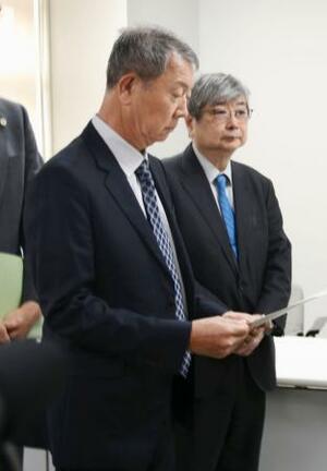 東京都から調査報告書を受け取った江蔵智さん(手前)=30日午前、都庁