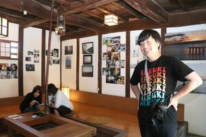 「50年先の佐渡に向けた手紙のような展示です」と話す齋藤遥さん=8月5日、佐渡市金井新保