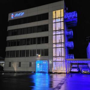 シースルーエレベーターに飾られたイルミネーション。10分置きに花火が打ち上がる。クリスマス仕様から正月向けに模様替えした=三条市西本成寺2