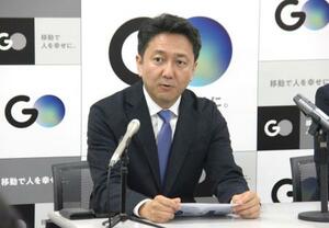 記者会見するタクシー配車アプリを手がける「GO」の中島宏社長=16日午後、東京都中央区