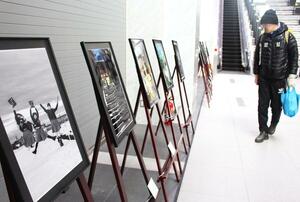 若者らしい感性で捉えた力作が並ぶ中越高校写真部の作品展=21日、長岡市大手通2