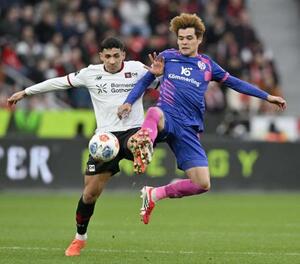 レーバークーゼン戦で競り合うマインツの佐野海(右)=レーバークーゼン(共同)