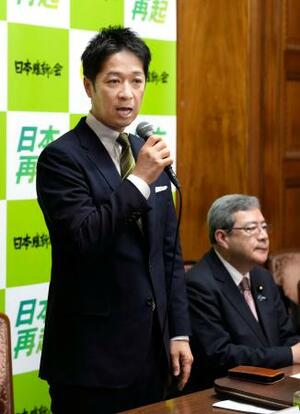 　日本維新の会の両院議員総会であいさつする藤田共同代表。右は中司幹事長＝１５日午後、国会