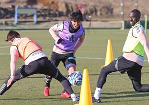 第１節に臨む主将のＭＦ藤原奏哉（中央）＝２０２６年２月７日　宮崎県都城市の高城運動公園