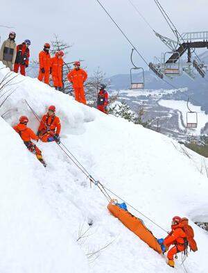 ゲレンデのコース外に落下した人を救助する訓練=胎内市熱田坂