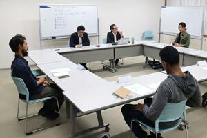 入塾者が想定しているビジネスモデルなどを発表した「柏崎・社長のたまご塾」=柏崎市産業文化会館