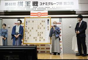 対局後、大盤解説会場に登場した、渡辺明棋王(中央右)と藤井聡太五冠(中央左)=3月5日、新潟グランドホテル