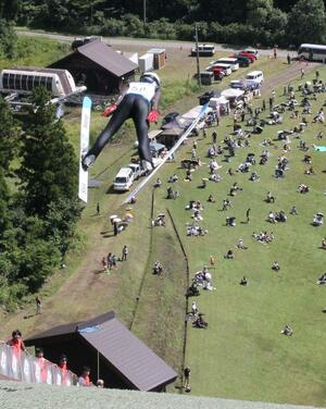 選手たちが迫力満点のジャンプを披露した妙高サマージャンプ大会=7日、妙高市