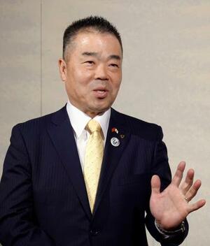 中国北京市で記者団の取材に答える滋賀県の三日月大造知事=7日(共同)