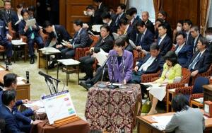 　衆院予算委で答弁する高市首相＝２７日午後