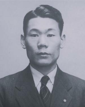 日本海軍少尉の吉川猛夫=撮影年月日不明(外務省外交史料館所蔵)