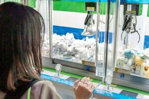 　コンビニに設置されたクレーンゲーム（ファミリーマート提供）