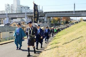 江戸時代の装束で佐渡をアピールしながら歩いた金の道ウォークの行列＝３０日、東京都板橋区