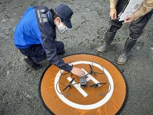 ドローンの飛行訓練を実施する静岡県の職員=2024年10月、静岡市(静岡県提供)