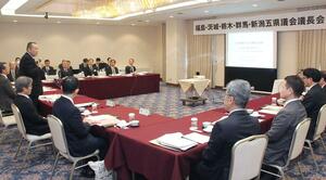 交流人口拡大のため連携を確認した5県議会議長会=11月21日、新潟市中央区