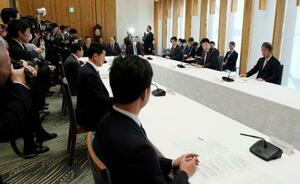 　首相官邸で開かれたクマ対策の関係閣僚会議＝２７日午前