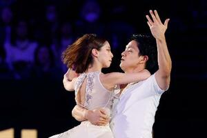 エキシビションで演技するペアの三浦璃来(左)、木原龍一組=IGアリーナ