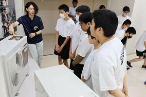 コロナでエコキュートの仕組みを学んだ第一中科学部の生徒=三条市東新保