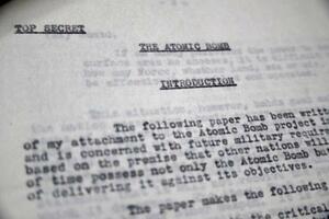 「核兵器の将来性」について記された1945年8月21日付のレナード・チェシャー氏の報告書=7月、ロンドンの英国立公文書館(共同)