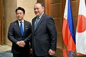 握手を交わす小泉防衛相(左)とフィリピンのテオドロ国防相=5日、マニラ(共同)