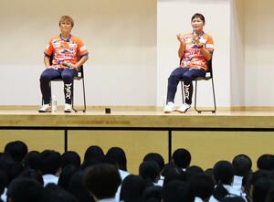 新潟第一中学・高校の生徒を前に講演する、アルビレックス新潟レディースの川澄選手(右)と上尾野辺選手=新潟市中央区関新3