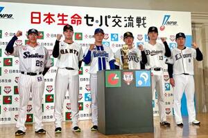 交流戦開幕を控え、記者会見に臨んだ(左から)ヤクルト・山野、巨人・田和、DeNA・松尾、ソフトバンク・木村光、オリックス・寺西、西武・渡部=25日、東京都内