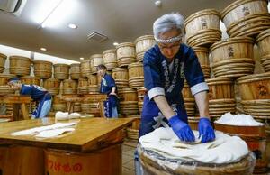 京都市左京区の老舗漬物店「大安」で公開された「千枚漬」の漬け込み作業=7日午前