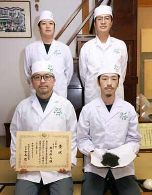 全国の舞台で高い成績を収めた「村上茶手揉保存会」のメンバーたち=村上市長井町