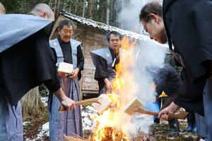 ６年ぶりに行われた田遊び神事。田植えまでの農作業を演じた＝佐渡市大久保