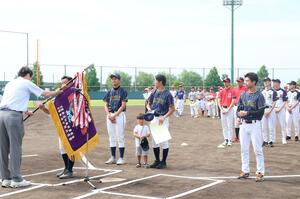 新潟市早起き野球大会の閉会式＝２７日、新潟市西区板井