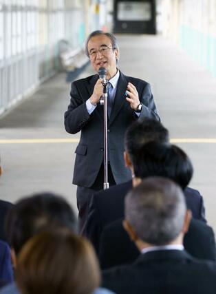 雪月花の運行１０周年を記念したセレモニーであいさつする花角英世知事＝２３日、上越市の直江津駅