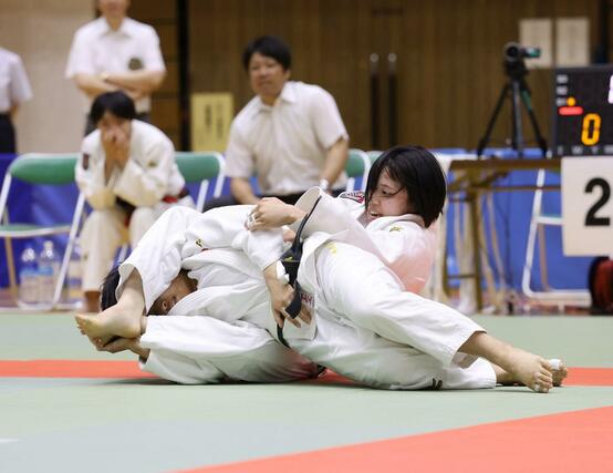 柔道女子団体決勝　新潟第一－開志国際　新潟第一の大将金澤紅（左）が寝技で封じ込める＝長岡市市民体育館
