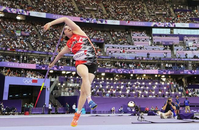 女子やり投げ決勝の１投目に６５メートル８０をマークし、金メダルを獲得した北口榛花＝パリ郊外（共同）