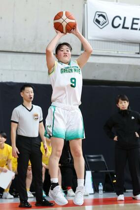 女子２回戦　新潟産大付－矢板中央（栃木）　第４クオーター、新潟産大付の泉水葵衣がジャンプシュートを決めて５４－４３＝東京体育館