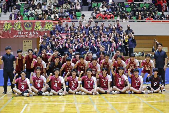 初優勝を決め、応援団らと記念撮影におさまる関根学園の選手ら＝小千谷市総合体育館