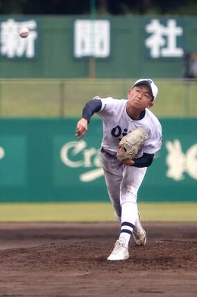５校連合－小千谷　７回裏、ノーヒットノーランにあと一歩に迫った小千谷の坂大蒼太＝長岡市の悠久山野球場