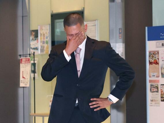 阪神から５位指名を受け、涙ぐむオイシックスの能登嵩都投手＝新潟日報メディアシップ