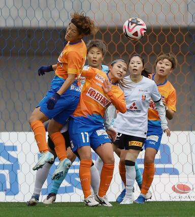 新潟L-三菱重工浦和 前半、堅守でしのぐ新潟Lの選手ら=デンカビッグスワン(写真映像部・富山翼)