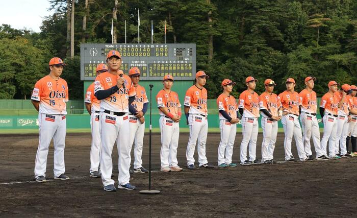 今季のホーム最終戦を終え、ファンにあいさつする橋上秀樹監督