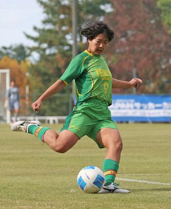 帝京長岡－開志学園ＪＳＣ　後半、攻め込む帝京長岡のＭＦ西澤莉生＝新発田市